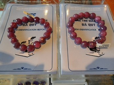 Đắt đỏ nhất phải kể đến vòng tay đá ruby đỏ tự nhiên, có giá dao động từ 6 triệu đồng đến trên 10 triệu đồng. Chiếc vòng này có giá trên 10 triệu đồng. Các nhà nghiên cứu cho rằng, đá ruby có vai trò to lớn trong việc điều trị nhiều loại bệnh khác nhau.