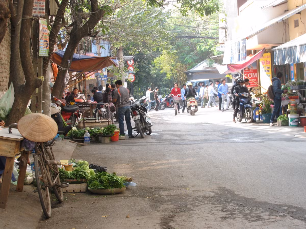 Buôn bán dưới lòng đường trên phố Hạ Đình (quận Thanh Xuân). Chợ cóc này chủ yếu phục vụ người dân quanh khu vực và công nhân Công ty cổ phần Bóng đèn phích nước Rạng Đông.