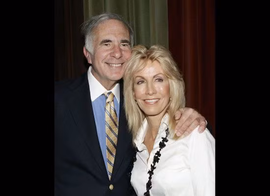 Tỷ phú người Mỹ Carl Icahn, người giàu thứ 43 thế giới năm 2009, đã yêu và cưới trợ lý lâu năm Gail của ông.