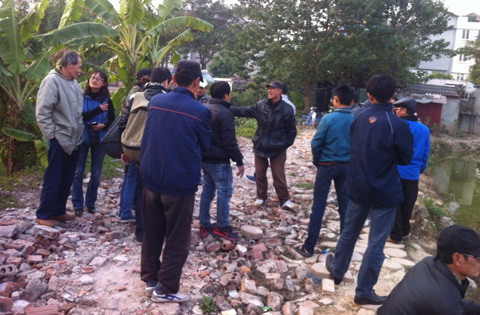 Rất đông người dân theo dõi cuộc tìm kiếm, họ cũng cho rằng khó xảy ra khả năng bác sĩ Tường phi tang xác tại đây, vì nơi đây thường xuyên có người câu cá.