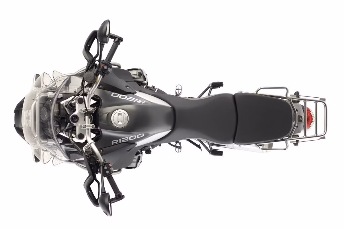 R1200GS Adventure trang bị bình xăng 33 lít, trọng lượng xe với bình xăng đổ đầy 256kg. Giá tham khảo tại thị trường nước ngoài ở mức 18.000 USD.