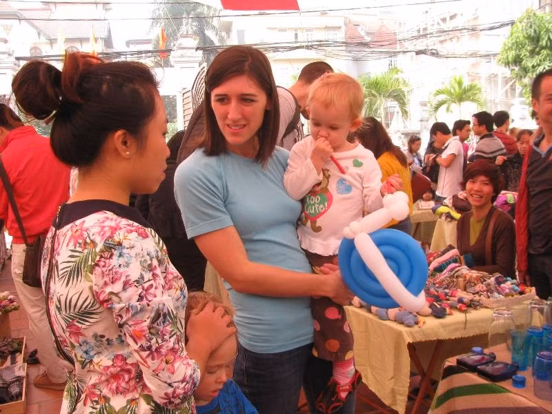 Nhiều trẻ em cũng được bố mẹ dẫn tới chợ phiên.