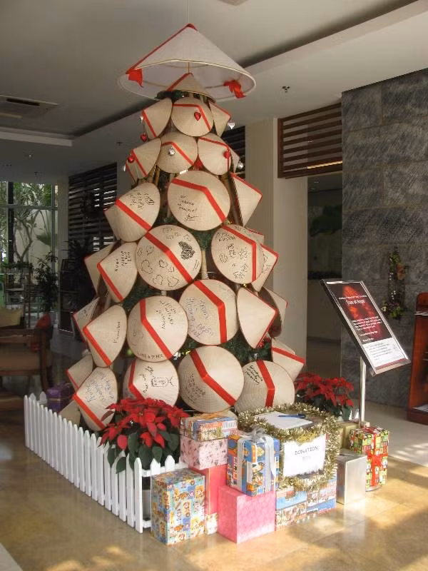 Cây thông Noel đậm bản sắc Việt Nam trong khách sạn Somerset. Được biết, cây thông này cũng được xây dựng với mục đích từ thiện cho trẻ em khuyết tật ở Làng trẻ Thụy An (huyện Ba Vì).