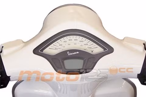 Primavera có vẻ được thiết kế dựa trên siêu phẩm Vespa 946. Phần đầu xe khá giống với phần đầu của Vespa 946, phần yên xe tất nhiên không có được thiết kế độc đáo như tác phẩm Vespa 946. Phần đồng hồ của Primavera khá ấn tượng, mang vẻ cổ điển của những chiếc xe thời trước, cộng với phần màn hình hiển thị điện tử. Primavera cũng được trang bị các nút điều khiển khá hiện đại so với các phiên bản xe ga hiện tại của Vespa.