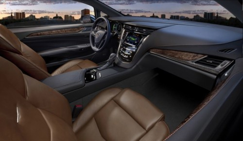 Bên trong bộ cánh hào nhoáng và sang trọng của chiếc Cadillac ELR 2014 là phần "ruột" được thừa hưởng từ chiếc xe điện Chevrolet Volt. Nội thất của ELR 2014 bộc lộ rõ vẻ hiện đại với chất liệu da tự nhiên, sợi carbon và những nẹp ốp gỗ tuyệt đẹp. Ngoài ra xe còn được trang bị các hệ thống điều khiển điện tử, thông tin giải trí với dàn loa Bose 10 loa.