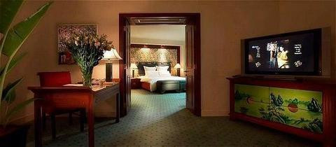 Phòng được trang trí bằng các chụp đèn, đồ nội thất nâu dân dã, sàn tường với gam màu vàng ấm cúng... (Trong ảnh là không gian một phòng trong khách sạn Hilton Opera).