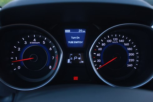 Bảng đồng hồ lái được thiết kế khá bắt mắt với 2 tông màu trắng và xanh đặc trưng dạng 3D dễ dàng quan sát. Đồng hồ xăng và nhiệt độ theo kiểu điện tử. Ở giữa là một màn hình LCD nhỏ hiển thị các thông số hoạt động của xe giúp tài xế lái xe tốt hơn.