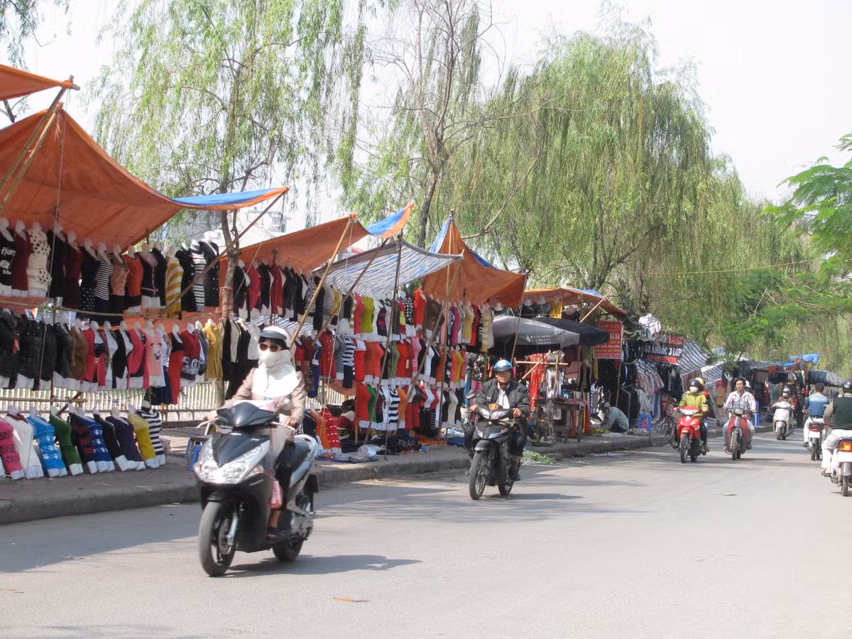 Lý do không ít người cố bám trụ bám vỉa hè, lòng đường Hà Nội để kinh doanh buôn bán là không mất tiền thuế và mang lại thu nhập khá cao. Một quầy rau nhỏ cũng mang lại thu nhập từ vài trăm đến gần triệu đồng mỗi ngày. Trong ảnh là chợ họp trên vỉa hè đường Khương Hạ Mới (quận Thanh Xuân).