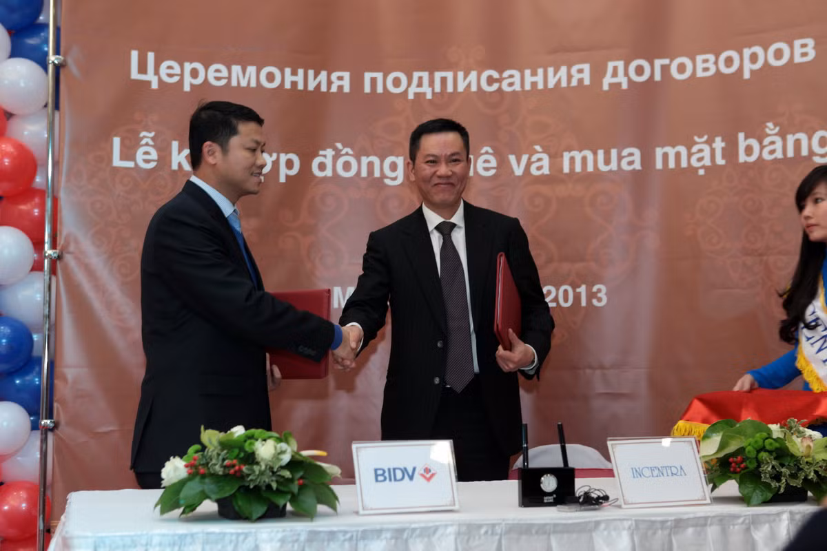 Trong lễ khánh thành, nhiều hợp đồng hợp tác được ký kết.