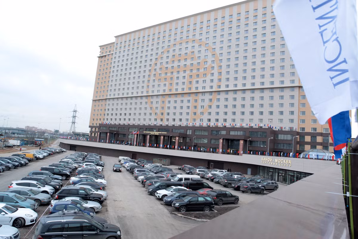 Nếu như khu nhà ở trong Trung tâm có thể mang đến một mái ấm an toàn và ổn định cho cộng đồng người Việt tại Nga thì khu Trung tâm thương mại sẽ mang đậm dấu ấn Việt Nam với các mặt hàng truyền thống Việt Nam như chè, café, hàng thủ công mỹ nghệ; các tinh hoa văn hóa Việt Nam như ẩm thực, võ cổ truyền, thuốc đông y và các liệu pháp chăm sóc sức khỏe truyền thống phương Đông...