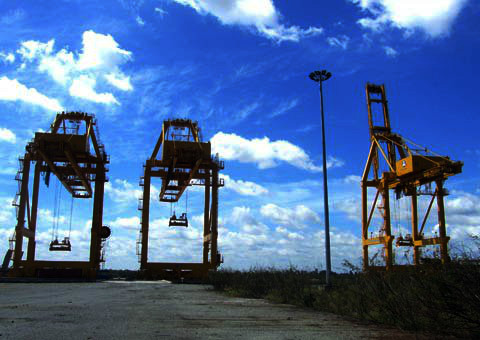 Các trục cẩu để bốc dỡ hàng từ tàu lên cũng phơi sương.