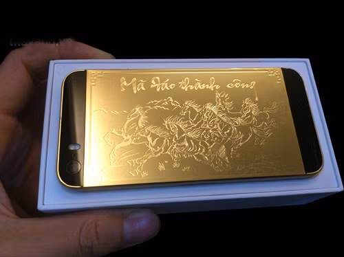 Các dòng điện thoại sang như iPhone 5S, Samsung Galaxy... cũng được mạ vàng với giá lên đến hàng chục triệu đồng. Trong ảnh là chiếc iPhone 5S mạ vàng 24K có hình "mã đáo thành công".