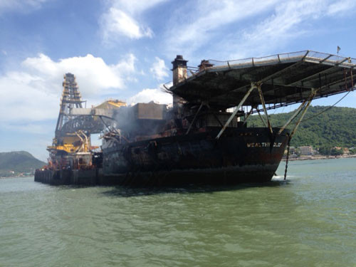 Trong danh sách "tàu ma" ngoại nằm lỳ ở Việt Nam cũng có tên con tàu siêu cẩu lai lịch "khủng" - Wealthy Global. Tàu này bị mắc cạn tại Vũng Tàu đã hơn 3 năm nhưng bất ngờ bốc cháy dữ dội vào ngày 21/10 vừa qua. Mới đây, UBND tỉnh Bà Rịa - Vũng Tàu đã ra thông báo phạt chủ tàu Wealthy Global 15 triệu đồng do chậm trễ trong việc cứu hộ con tàu.