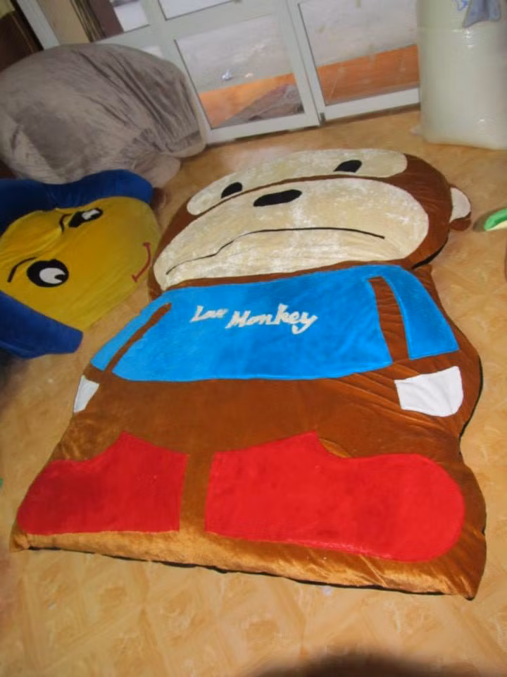 Chất liệu tạo nên giường thú bông thường là nhung, nỉ hoặc cotton. Trong đó, mặt thú và mặt dưới nệm là vải nhung còn bụng thú được tạo bởi vải thun cotton.