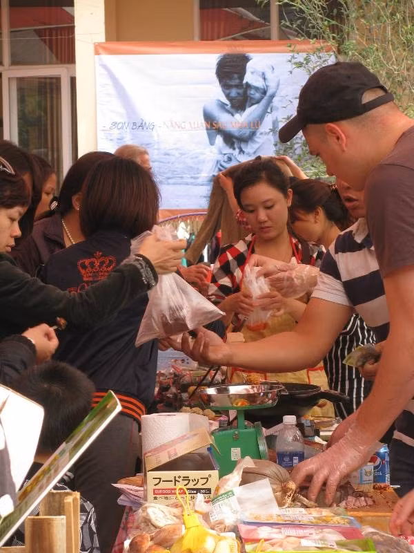 Nếu như chợ phiên trước kia chỉ bán các loại đồ cũ, chủ yếu là quần áo, túi xách, đồ trang sức cũ thì chợ phiên gần đây đã tăng thêm những nét mới mẻ. Các mặt hàng thực phẩm như thịt, cá, trứng, rau... tươi xanh cũng được bày bán nhiều hơn.