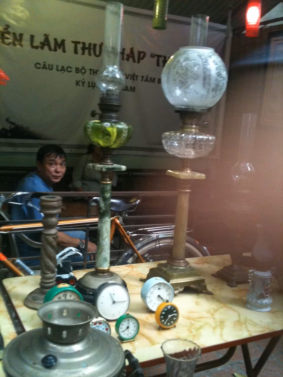 Chợ bắt đầu họp từ ngày 8/6, chủ yếu bán các loại đồ dùng cũ, đồ cổ, đồ xưa từ bát sành, lọ hoa, đèn dầu, đồng hồ, điện thoại để bàn, bàn là, mâm đồng, kính mắt... đến các loại tiền mệnh giá cũ của Việt Nam, các loại sách, tranh ảnh cũ hay cặp lồng cơm, bát nhôm...