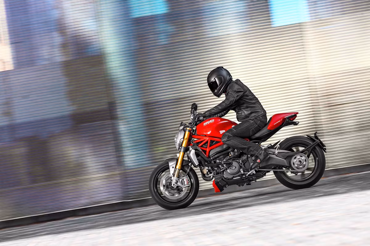 Ducati Monster 1200 mới có thể hoàn thành quãng đường 18.000 dặm, tương đương 28.968 km, trước khi cần điều chỉnh van.