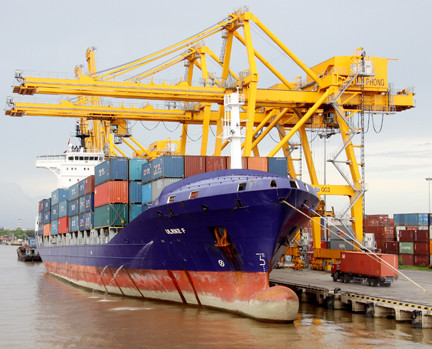 Cảng Hải Phòng là một cụm cảng biển tổng hợp cấp quốc gia, cùng với Cảng Sài Gòn là một trong 2 hệ thống cảng biển lớn nhất Việt Nam. Ngoài cảng biển, ở Hải Phòng còn có hơn 20 bến cảng khác với các chức năng khác nhau, như vận tải chất hóa lỏng (xăng, dầu, khí đốt), bến cảng đóng tàu, bến cho tàu vận tải đường sông nhỏ có trọng tải 1-2 tấn. Ảnh: Tàu cập cảng Chùa Vẽ.