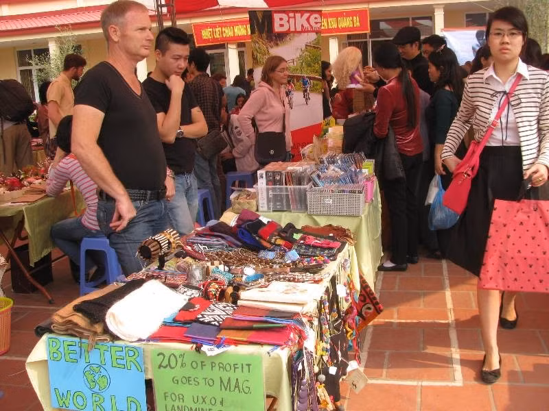 Khách ra về khi mua được món đồ ưng ý.