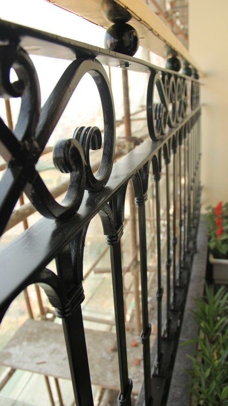 Đại diện chủ đầu tư căn hộ 6 sao mạ vàng lan can cho biết, để mạ mỗi mét dài lan can, chủ đầu tư phải bỏ ra một chỉ vàng. Khi bắt đầu xây dựng Hoa Binh Green City, chủ đầu tư không cam kết mạ vàng lan can và thang máy. Nhưng để căn hộ đạt tiêu chuẩn 6 sao, ông Nguyễn Hữu Đường, Tổng giám đốc Công ty Hòa Bình đã quyết định mạ vàng cho công trình.