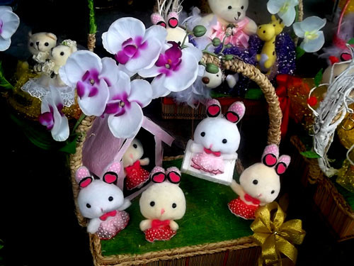 Bên cạnh đó, những giỏ hoa hình thú bông này cũng là quà tặng hấp dẫn cho các bạn trẻ nhất là những bạn tuổi teen.