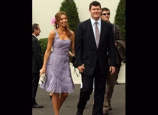 Người mẫu kiêm ca sĩ người Úc Erica Baxter nên duyên với tỷ phú James Packer năm 2007. Đế chế truyền thông của Packer đã đưa ông lên ngôi vị người giàu nhất xứ sở chuột túi.