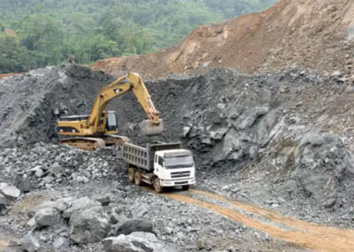 Về khoáng sản, bầu Đức sở hữu một mỏ đồng tại Xê Kông và một mỏ sắt tại huyện Đắc Chưng tỉnh Xê Kông, giá trị đầu tư khoảng 70 triệu USD. Ảnh: Một dự án khai thác quặng tại Lào của bầu Đức.