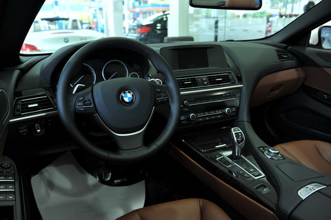 Một số trang bị khác của BMW Series 6 Convertiblebao bao gồm chức năng cửa hít, chìa khóa thông minh, hệ thống đèn nội thất Ambient light dọc thân xe, ghế trước chỉnh điện với chế độ nhớ và hệ thống âm thanh 09 loa, công suất 205W...