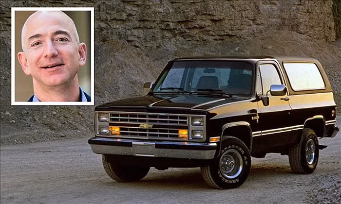 CEO của trang thương mại điện tử nổi tiếng Amazon, Jeff Bezos tỏ ra rất tằn tiện khi vẫn sử dụng chiếc xe bình dân Chevrolet Blazer đời 1988 mà cha ông đã mua cho từ năm 1994.