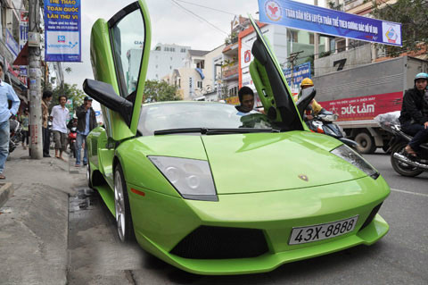 Lamborghini Murcielago cũng gây ấn tượng khi sử dụng loại cửa cắt kéo thẳng đứng lên trên mà hãng từng sử dụng trên mẫu Countach và Diablo. Ghế ngồi có thiết kế thể thao và ôm gọn người lái mà chúng ta thường thấy trên những mẫu xe đua.