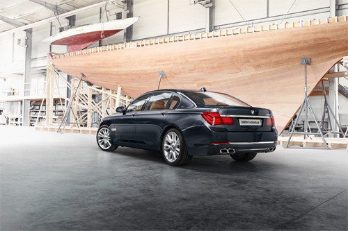 Nhìn từ xa, chiếc BMW 760Li Sterling này không khác gì bản tiêu chuẩn nhưng chỉ khi đến gần, chiếc xe gây ấn tượng với các chi tiết bằng bạc sang trọng như lưới tản nhiệt BMW hình quả thận, nẹp cửa, ốp tay nắm cửa đều làm bằng bạc 925.