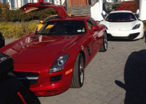 Mercedes-Benz SLS AMG màu đỏ có công suất tối đa 571 mã lực, giá bán hơn 4 tỷ đồng.