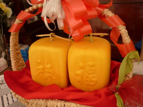 Dưa vuông vàng năm ngoái bán tại Hà Nội cũng có giá vài triệu đồng/cặp. Cụ thể, dưa vuông vàng chữ Lộc giá 3 triệu đồng/cặp, chữ Phúc giá 3,5 triệu đồng/cặp, chữ Lộc - Phúc có giá 4 triệu đồng/cặp. Loại không có chữ giá 2,5 - 3,5 triệu đồng/cặp tùy vào khối lượng quả.