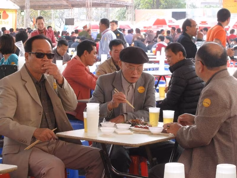 Đây cũng là cơ hội hàn huyên của những người cao tuổi.