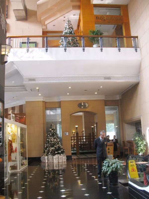 Mỗi tầng của Melia đều được trang trí những cây thông Noel.