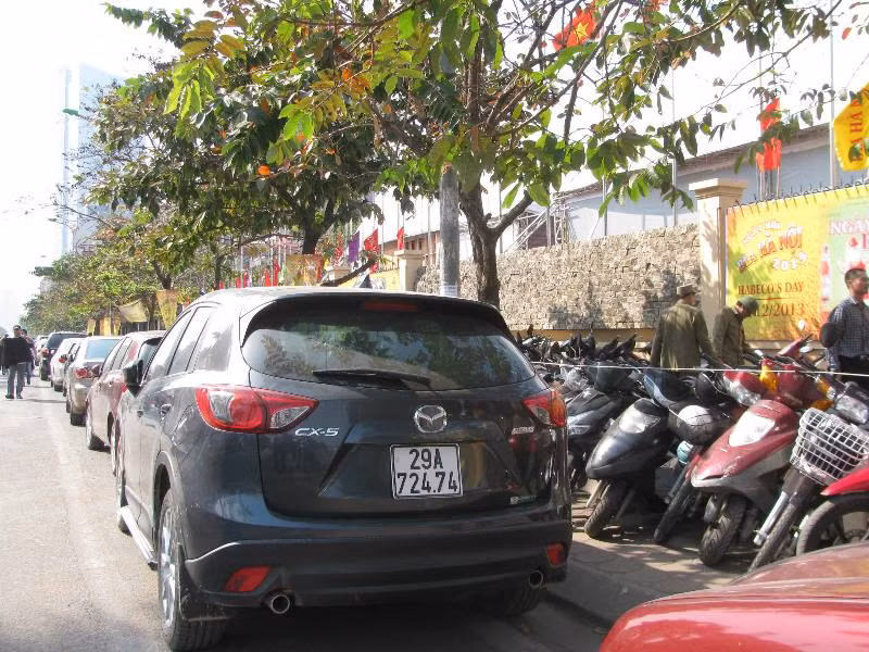 Các địa điểm trông xe có thể kiếm hàng chục triệu đồng trong Ngày hội Bia. Trong đó, giá gửi xe máy là 20.000 đồng, ô tô là 50.000 đồng.