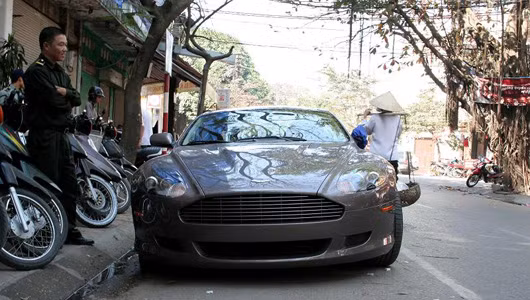 DB9 được Aston Martin khai sinh năm 2003 với 2 phiên bản coupe (thể thao 2 cửa) và mui trần (mang tên DB9 Volante). Động cơ được kế thừa từ mẫu V12 Vanquish, dung tích 6,0 lít, công suất 450 mã lực. Tăng tốc 0-100 km/h mất 4,7 giây, tốc độ tối đa 300 km/h. Nếu nhập về Việt Nam dưới dạng xe mới và khai hải quan đúng giá xuất xưởng, DB9 có giá sau thuế trên 450.000 USD (khoảng hơn 9 tỷ đồng).