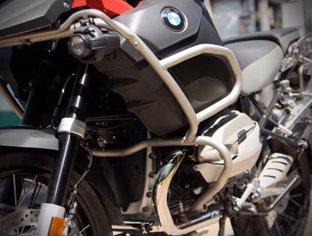 Cùng với đó là hệ thống quản lý động cơ mới nhất. Phun xăng, đánh lửa điện tử, hộp số 6 tốc độ, hệ thống truyền động qua trục.