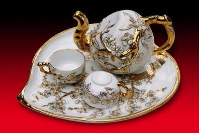 Bộ ấm chén là quà tặng truyền thống trong mỗi dịp 20/11. Ngày nay, những bộ ấm chén cao cấp được người dùng tìm mua nhiều, như một quà tặng hữu dụng dành tặng các thầy cô nhân dịp hiến chương. Có những bộ ấm chén tuyệt đẹp có giá đến vài triệu đồng.