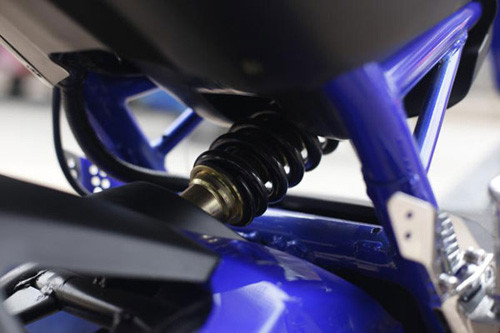 Phuộc giảm sóc thủy lực cao cấp giúp cho quá trình vận chuyển luôn êm ái, đảm bảo an toàn khi hoạt động.