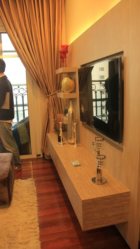 Ti vi màn hình lớn đặt tại phòng khách.