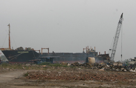 Hiện còn một số tàu nước ngoài vẫn nằm lỳ tại cảng Việt Nam. Cục Hàng hải Việt Nam đang nỗ lực để đảm bảo an toàn trên vùng biển và giải quyết dứt điểm các tàu nước ngoài neo đậu dài ngày này. Ảnh minh họa: Internet.