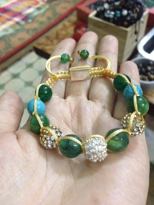 Vòng đá aquamarine kết hợp với ngọc xanh và nam châm hematite có giá 1,245 triệu đồng mỗi chiếc.