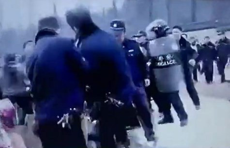 Huyện Kinh huy động hơn 20 xe cảnh sát, tiêu độc, phòng cháy với lực lượng đông đảo, khí giới đầy đủ cưỡng chế quật mộ, đốt xác người dân. Con cháu người quá cố ngăn cản thì bị đánh cho tơi bời.