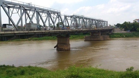 Hà Nội là đầu não của cả nước với mức độ phát triển kinh tế - xã hội được xếp vào hạng nhất. Nơi đây, tuy không có các cảng biển do địa hình không tiếp giáp với biển nhưng là nơi tập trung của các cảng nội địa, cảng hàng không và cảng container quốc tế. Trong đó, cảng container quốc tế Phù Đổng (có vị trí tại khu vực ven sông Đuống, thuộc địa phận huyện Gia Lâm) có vốn đầu tư khoảng 100 tỷ đồng, xây dựng trên diện tích 30 ha. (Trong ảnh là sông Đuống).