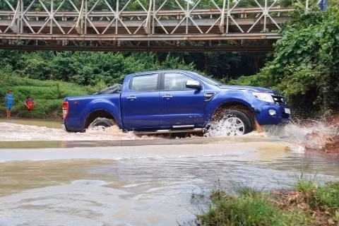 Không mang dáng vẻ bắt mắt như những chiếc xế hộp khác, nhưng dòng xe bán tải lại có thiết kế gầm cao, mạnh mẽ có thể chinh phục mọi địa hình kể cả khi đường phố ngập lụt. Chiếc Ford Ranger này được trang bị động cơ 2.2 lít máy dầu TDCi công suất 148 mã lực và mô-men xoắn cực đại đạt 375 Nm. Xe có thể đi "băng băng" ở mức nước dưới 80cm.