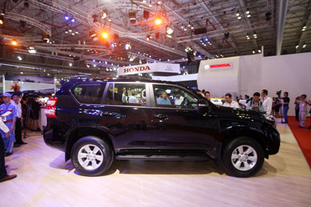 Xuất hiện tại thị trường châu Âu vào tháng 9, mẫu SUV của Toyota đã giới thiệu tại triển lãm Vietnam Motor Show, tuy nhiên đến cuối tháng 11 này, chiếc Prado 2014 mới có thể sẽ chính thức đến tay người tiêu dùng Việt Nam.