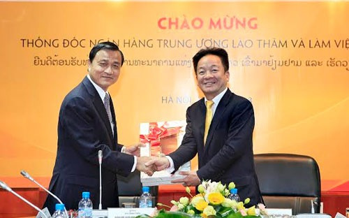 Ông Somphao Phaysith, Thống đốc Ngân hàng Trung ương Lào (trái) và ông Đỗ Quang Hiển, Chủ tịch SHB tại buổi làm việc ngày 17/12.