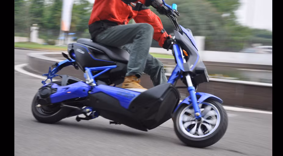 Bên cạnh thiết kế đẹp mắt, chiếc xe còn được trang bị động cơ công nghệ cao tạo cảm giác vận hành mượt mà và lướt rất êm khi di chuyển. Chiếc xe được chế tạo cao cấp và tiêu thụ năng lượng thấp hơn 20-30 lần so với xe ga chạy xăng.