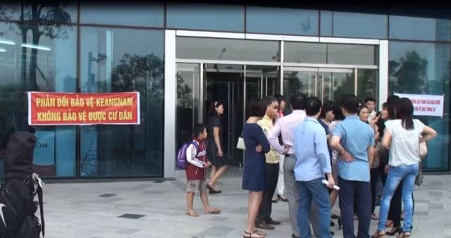 Cư dân tụ tập trước cửa vào của Keangnam phản đối sự thờ ơ của lực lượng bảo vệ khi để côn đồ tấn công cư dân.